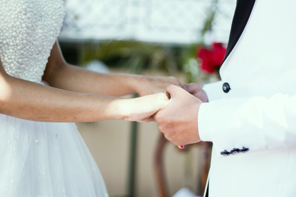 Lo sposo può indossare il bianco? I consigli di Sposae