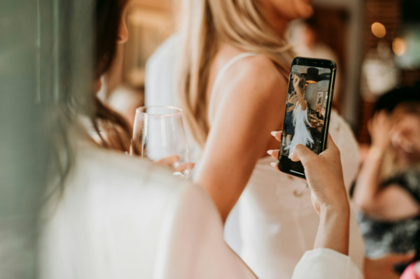 Come gestire le foto delle nozze sui social media